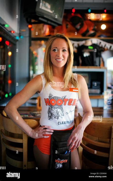 hooters waitress